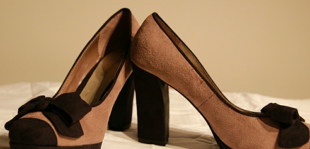 Tan and black bow tie heels - Picture 3 of 6